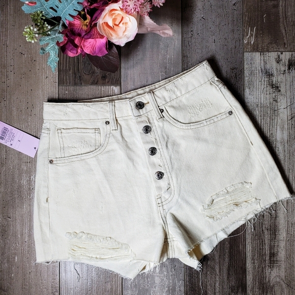 NWT Wild Fable Women's Super-High Rise Cut-Off Jean Shorts Off-White Size 2/26 - Picture 3 of 16